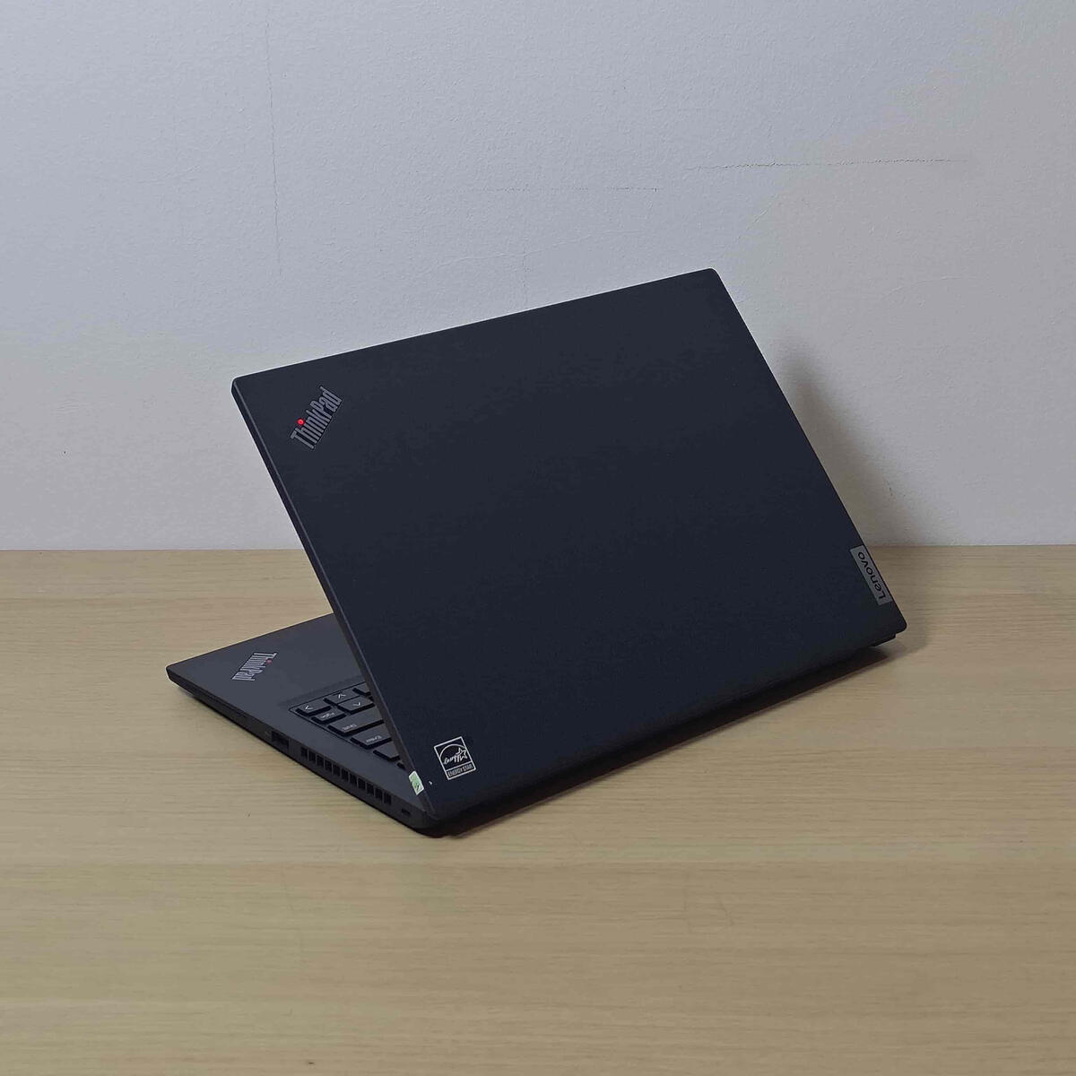 Lenovo Thinkpad X13G2 Belakang Kanan Lenovo Thinkpad X13G2 Belakang Kanan Butik Laptop