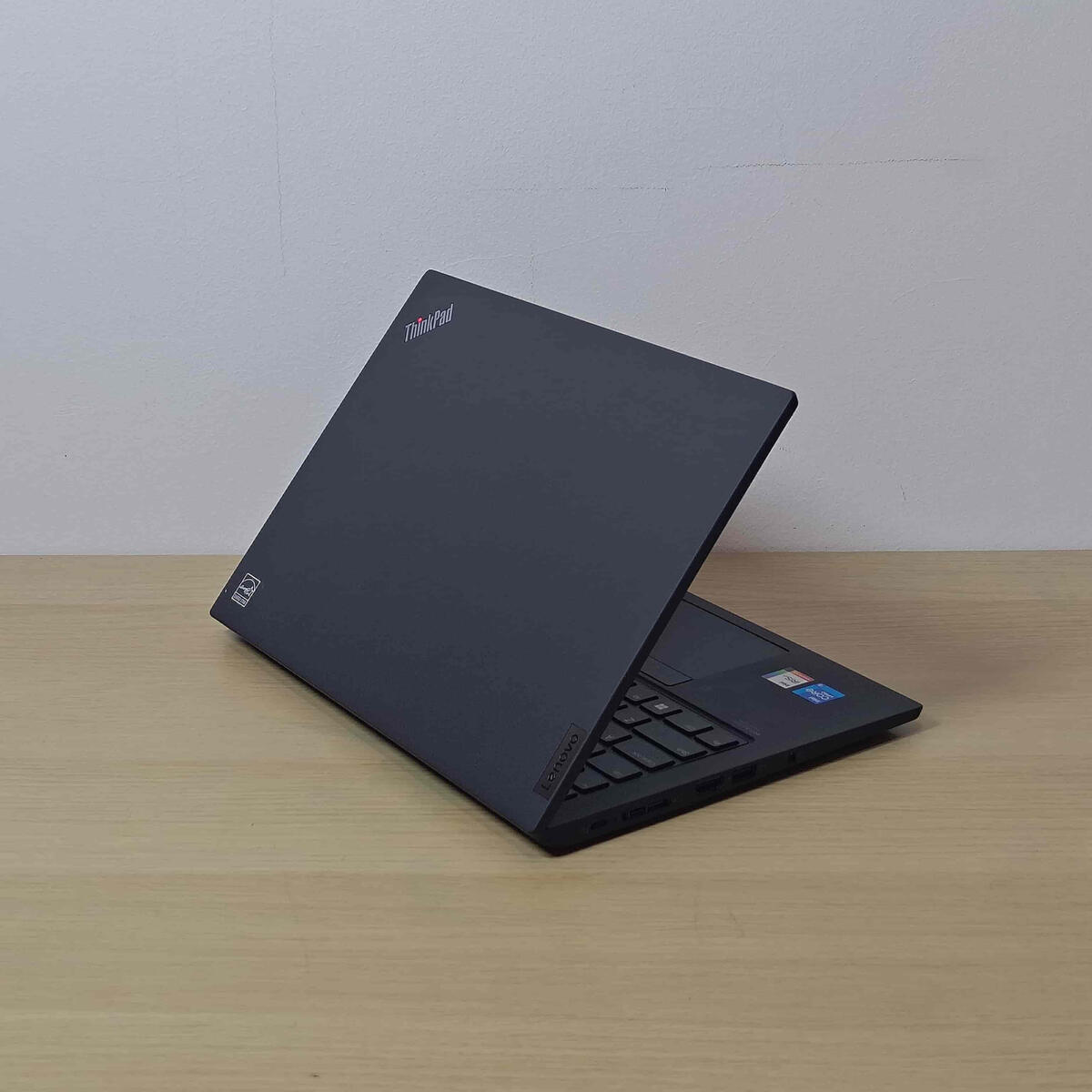 Lenovo Thinkpad X13G2 Belakang Kiri Butik Laptop