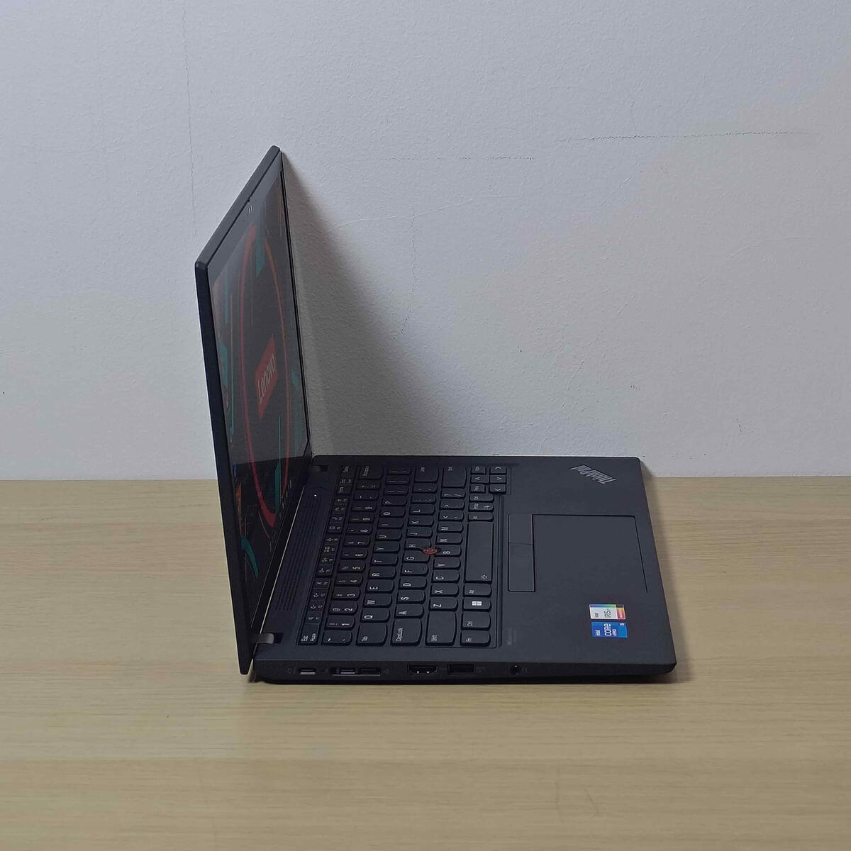Lenovo Thinkpad X13G2 Samping Kanan Lenovo Thinkpad X13G2 Samping Kanan Butik Laptop
